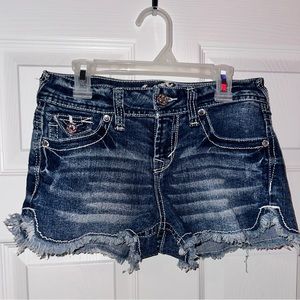 Embroidered jean shorts💙